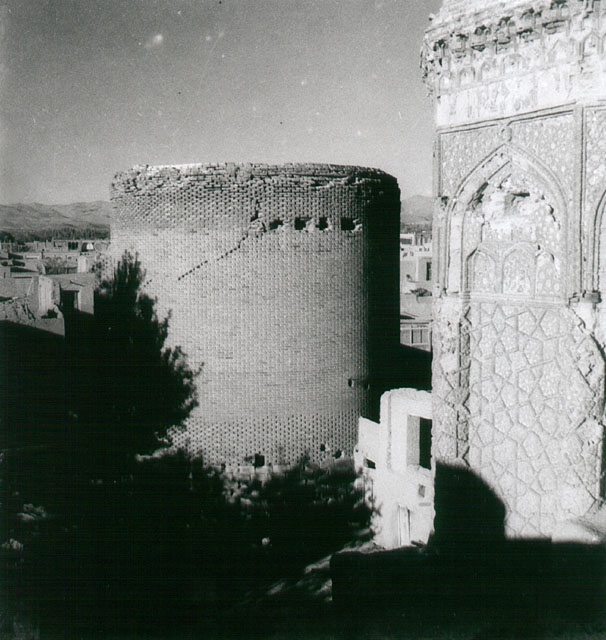 Round tomb tower in Maragha