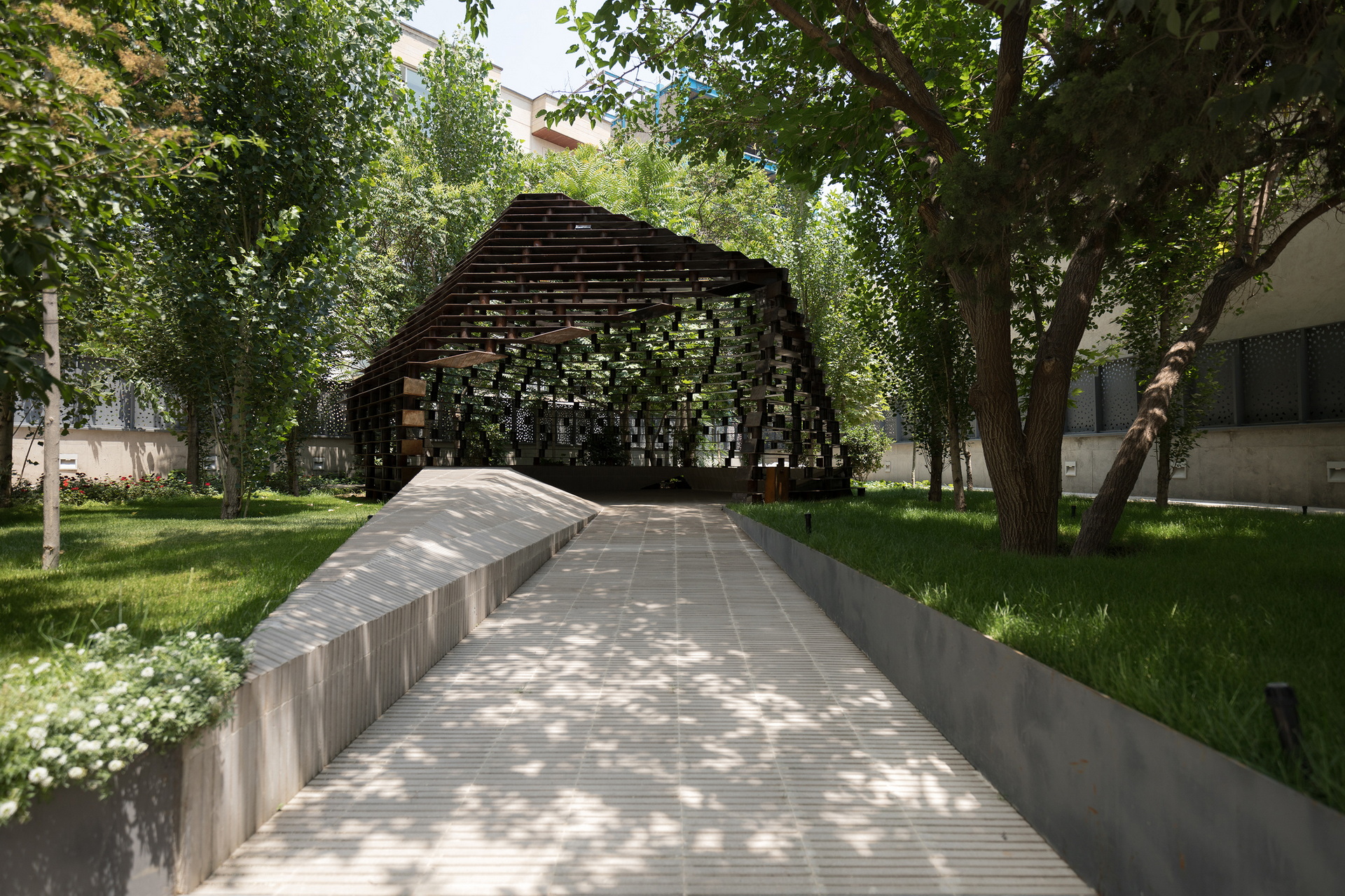 Columnless Canopy in Tehran