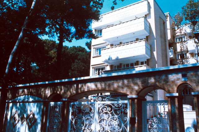 Pirasteh Housing in Tehrān