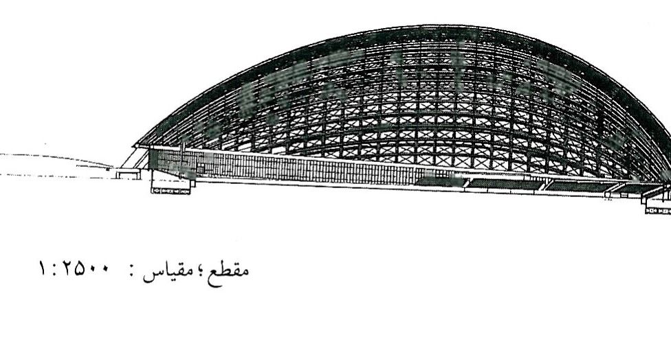 مقطع (مقیاس ۱:۲۵۰۰). پروفیل سهموی گنبد چوبی به وضوح دیده می‌شود که بر حلقه کششی بتن مسلح بالاتر از سطح زمین تکیه دارد.