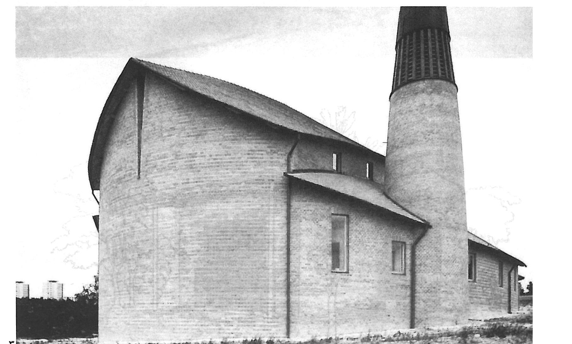 Protestant church in Dunaújváros, 1996 — rear view