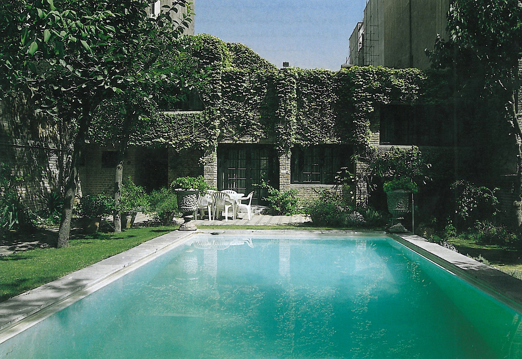 خانه دریابندری — حیاط مرکزی با حوض