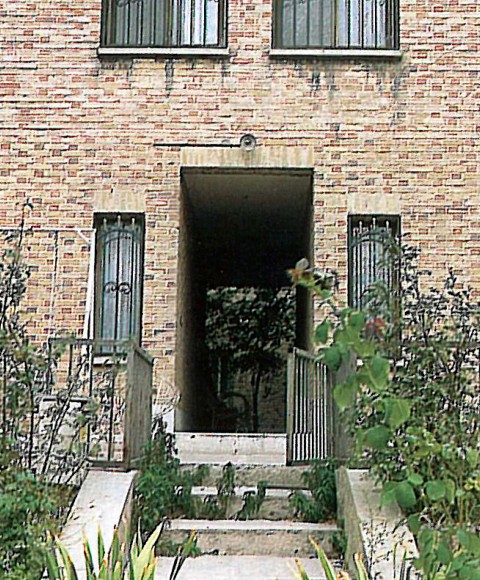 خانه دریابندری — مسیر ورودی با گذرگاه آجری
