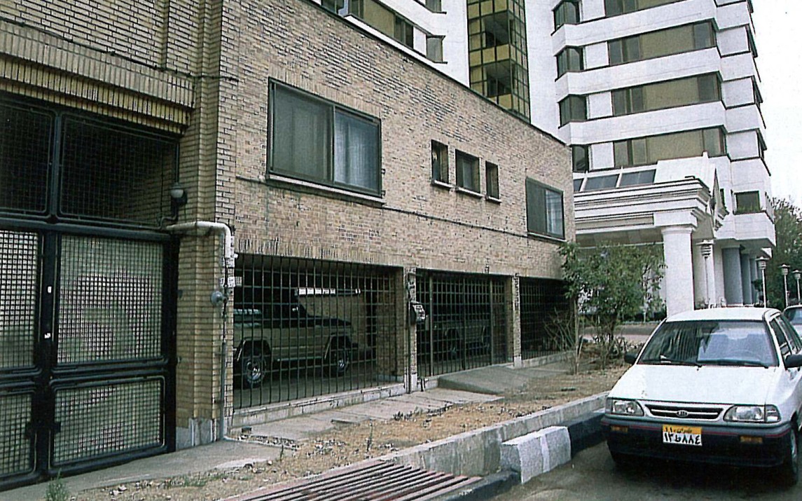 خانه دریابندری — نمای کوچه میان ساختمان‌های بلند