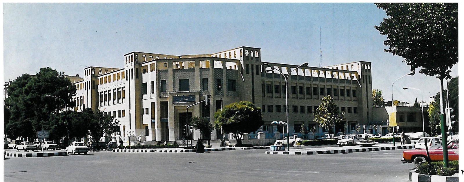 نمای عمومی و ورودی اصلی در نبش چهار راه آبشار