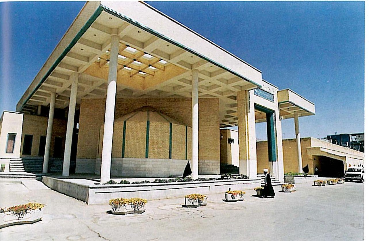 نمای اصلی، حجم محراب در ایوان دیده می‌شود