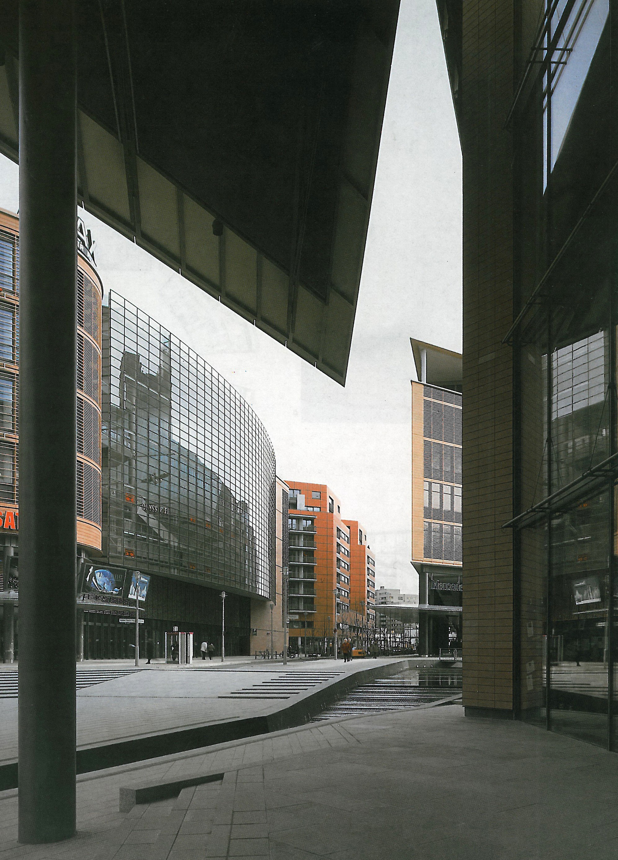 Full-page photograph of the Piano–Kohlbecker casino building's curved glass facade with the cantilevered theatre roof above and reflecting pool below