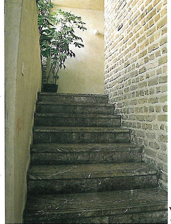 خانه دکتر صفوی — پلکان آجری به سوی اتاق خواب