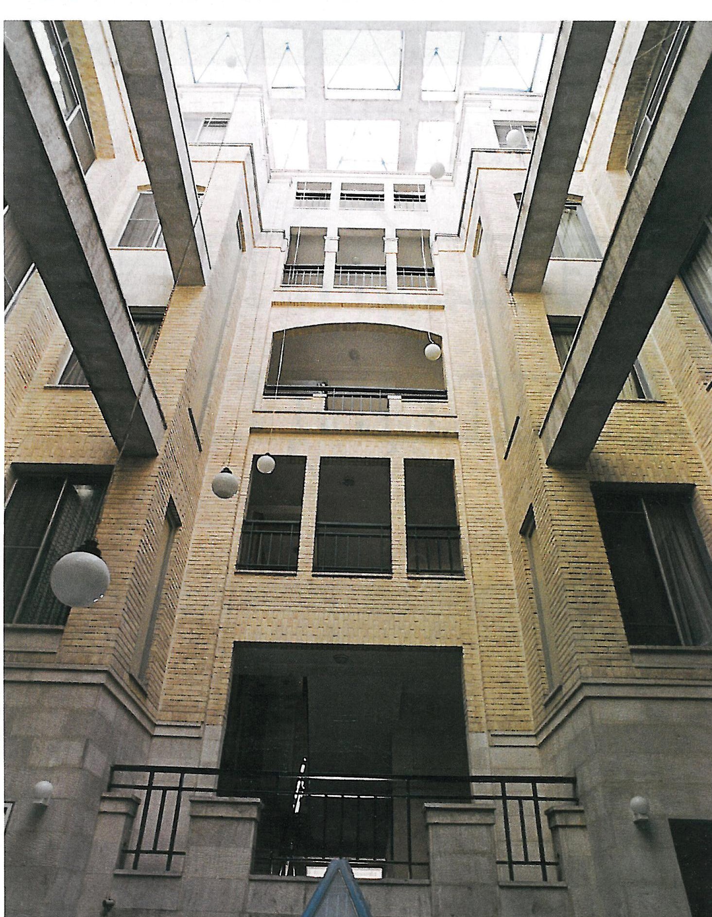حیاط مرکزی