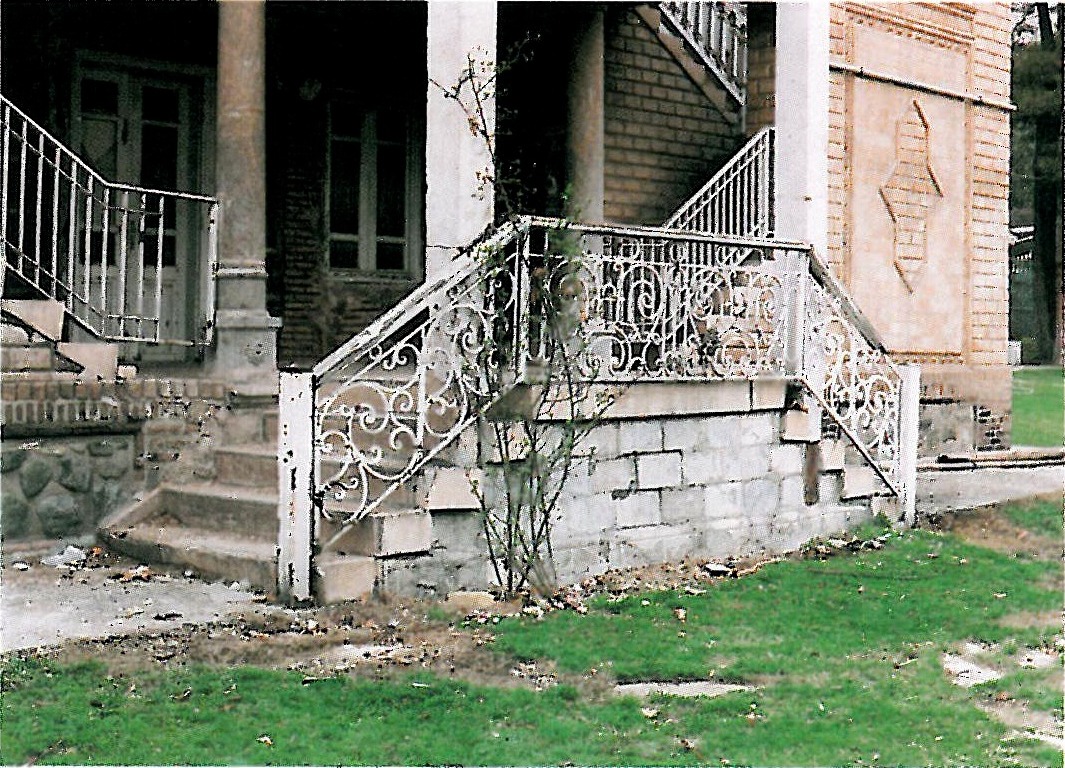 Entrance and courtyard before remodeling