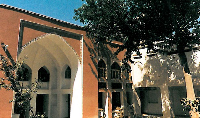 Small inset photograph showing a recessed iwan and decorative tilework of the Jolfa house used as Polsheer's office.