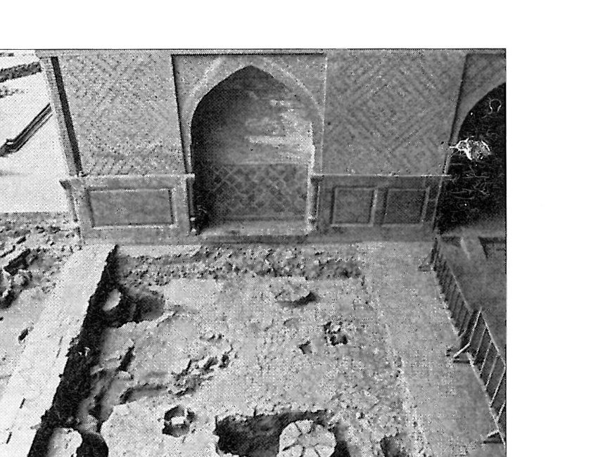 The eastern iwan: a row of columns belonging to the Abbasid mosque (on the right) and two columns belonging to the Buyid period (on the left).