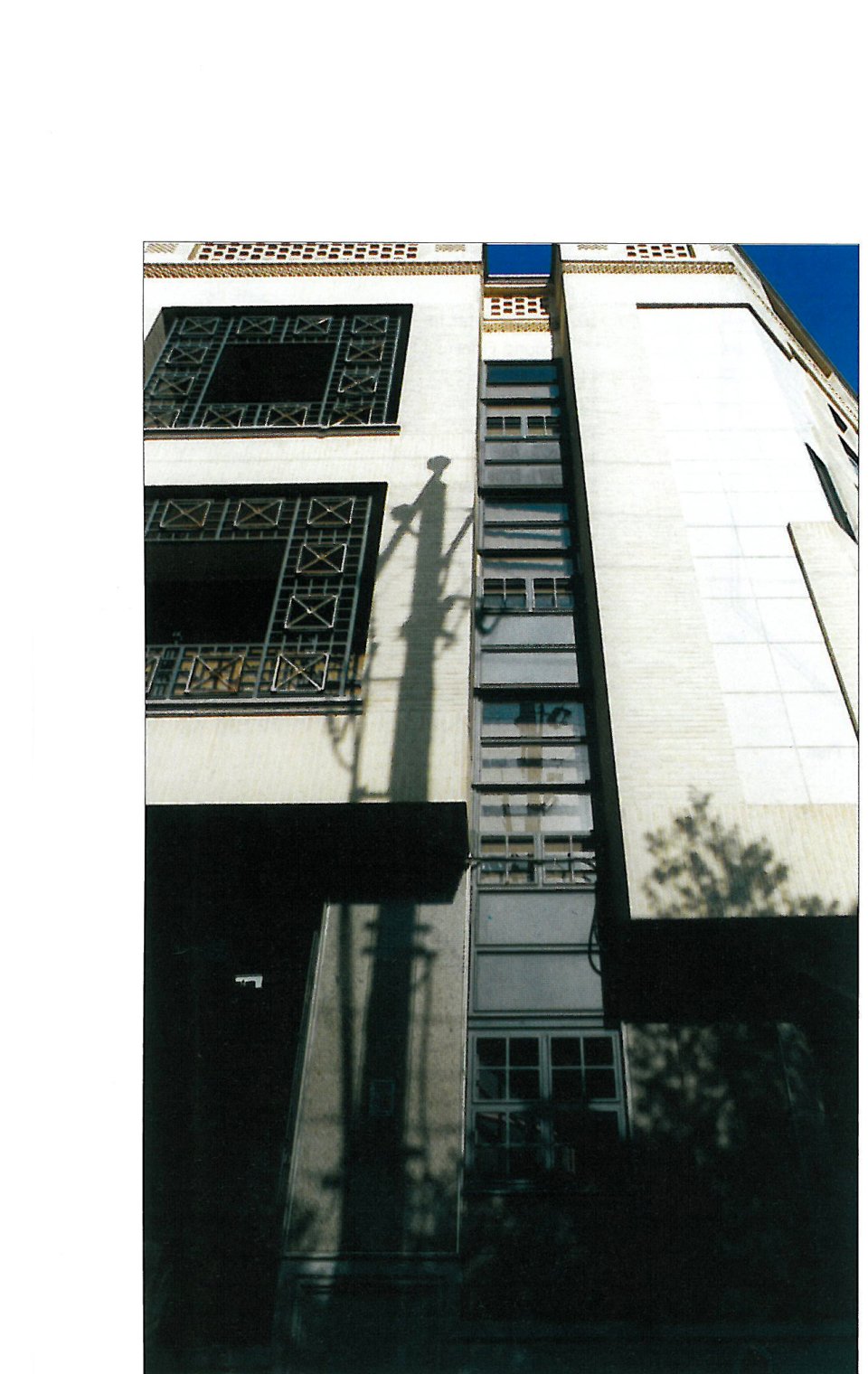 Doctors' Association Building, Isfahan (1996) — entrance façade in brick and stone.