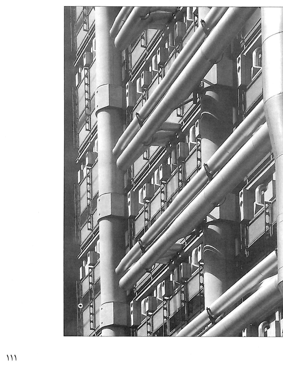 Lloyd's of London, Richard Rogers (1986) — services and vertical circulation are exposed on the exterior