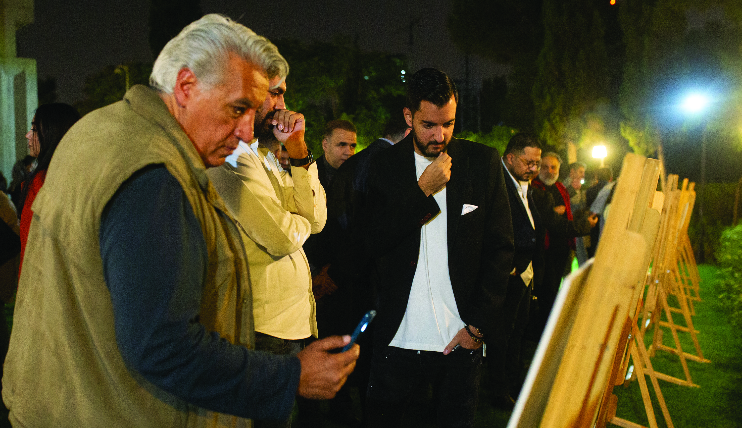 بازدیدکنندگان از پنل‌های نمایش آثار در بیست‌وسومین دوره جایزه معمار