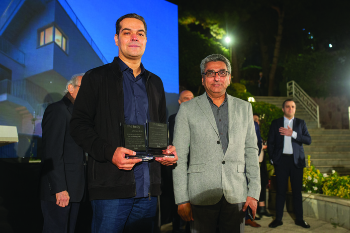 برندگان با جوایز در دست در مراسم بیست‌وسومین دوره جایزه معمار