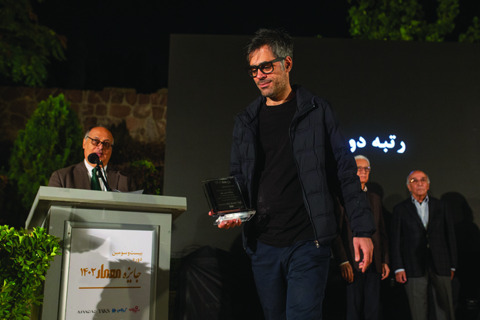 برنده پشت تریبون مراسم بیست‌وسومین دوره جایزه معمار