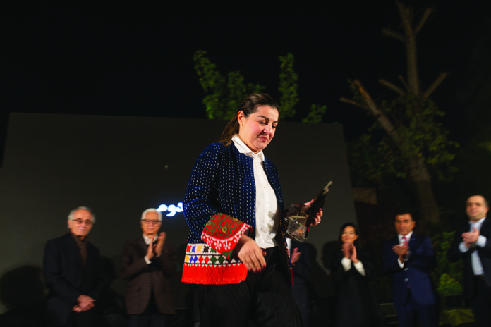 تشویق برنده جایزه در مراسم بیست‌وسومین دوره جایزه معمار