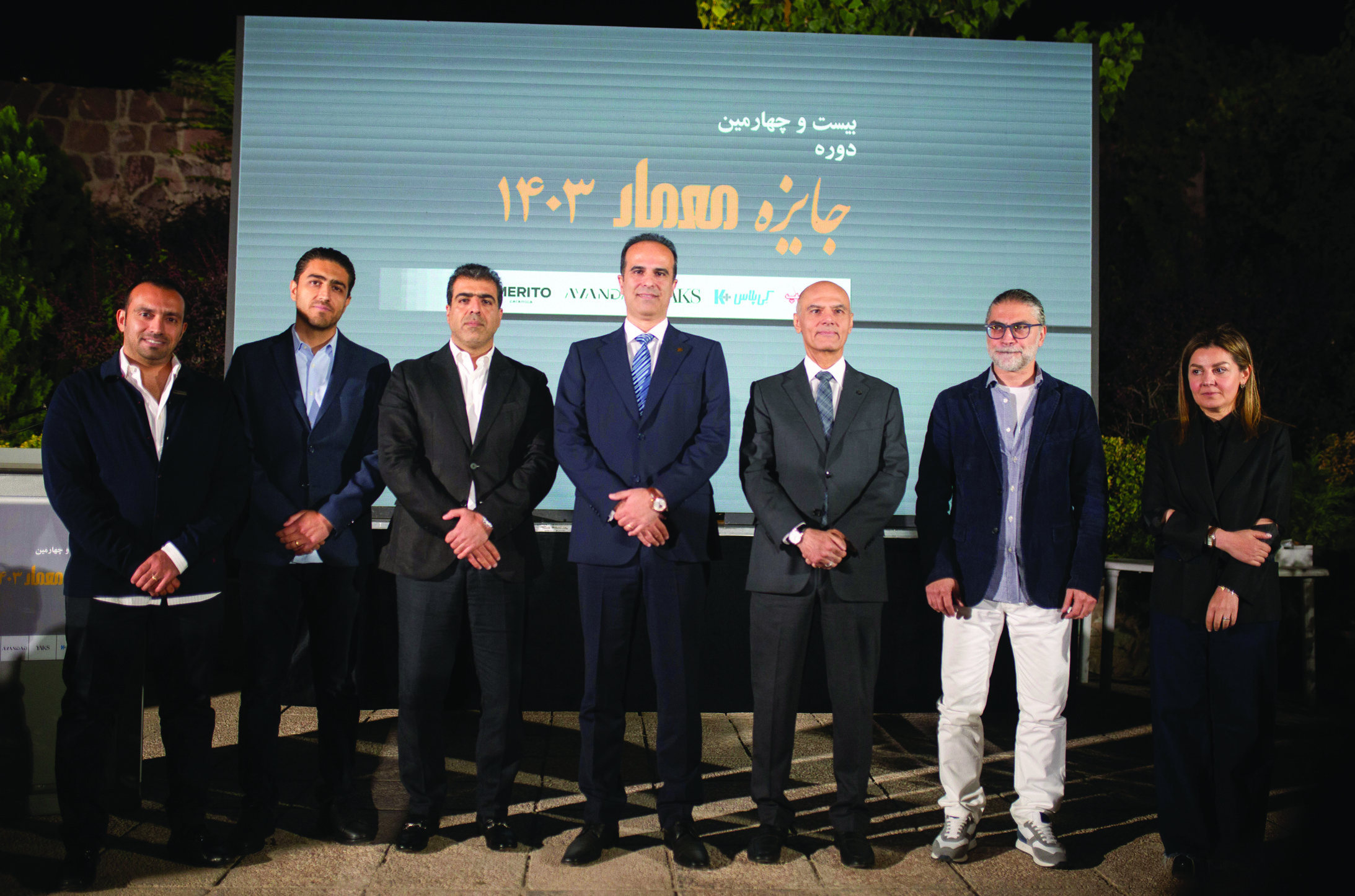 هیئت داوران بیست و چهارمین دوره جایزه معمار - رضا امیررحیمی همراه با داوران مهسا مجیدی، بهروز پاکدامن، محمد محمدزاده، سنجی کانویند و یوسف پاتل