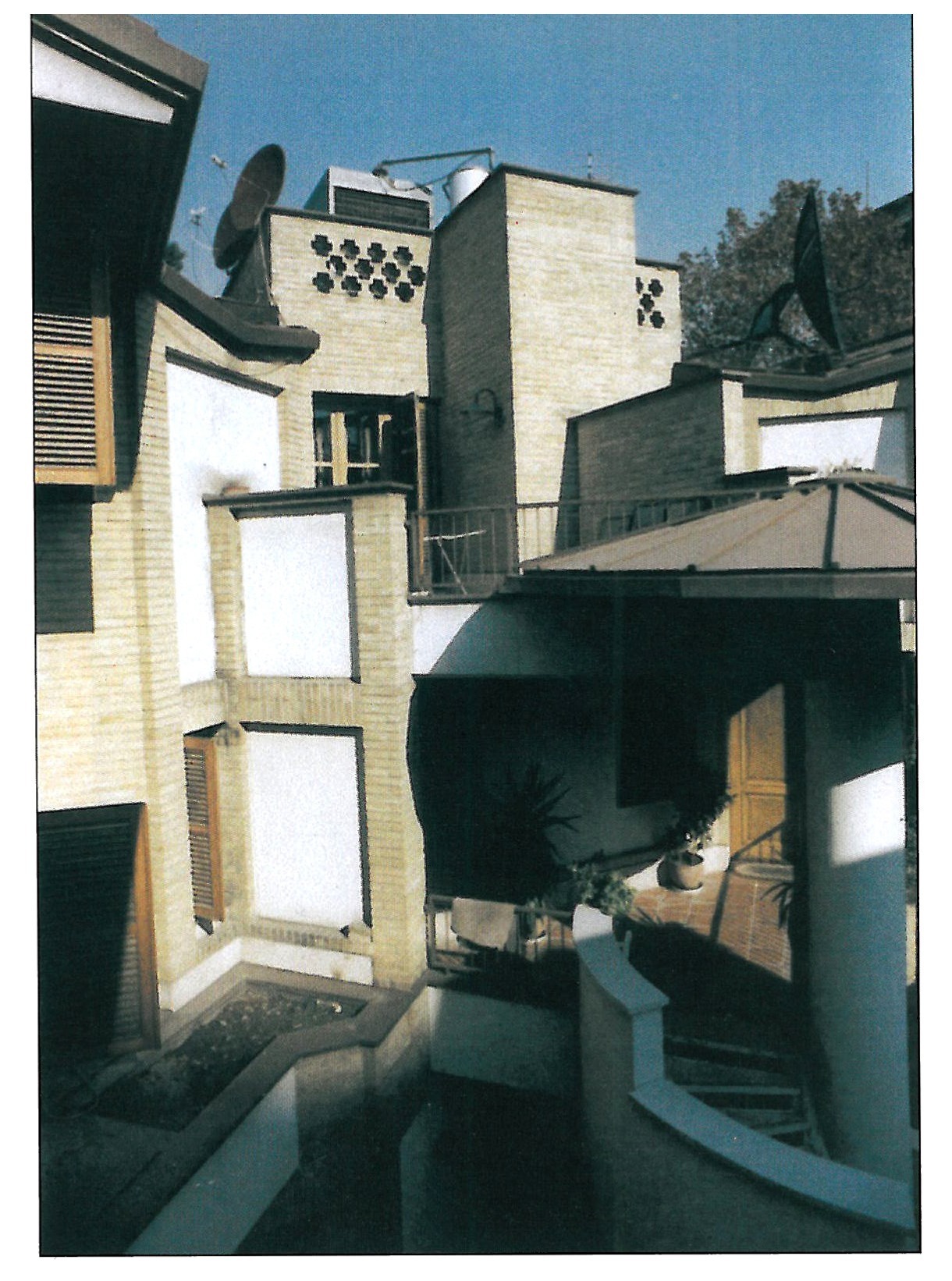 House No. 2, Shiraz — Mehrdad Iravanian (4th place) — overall view with timber beams