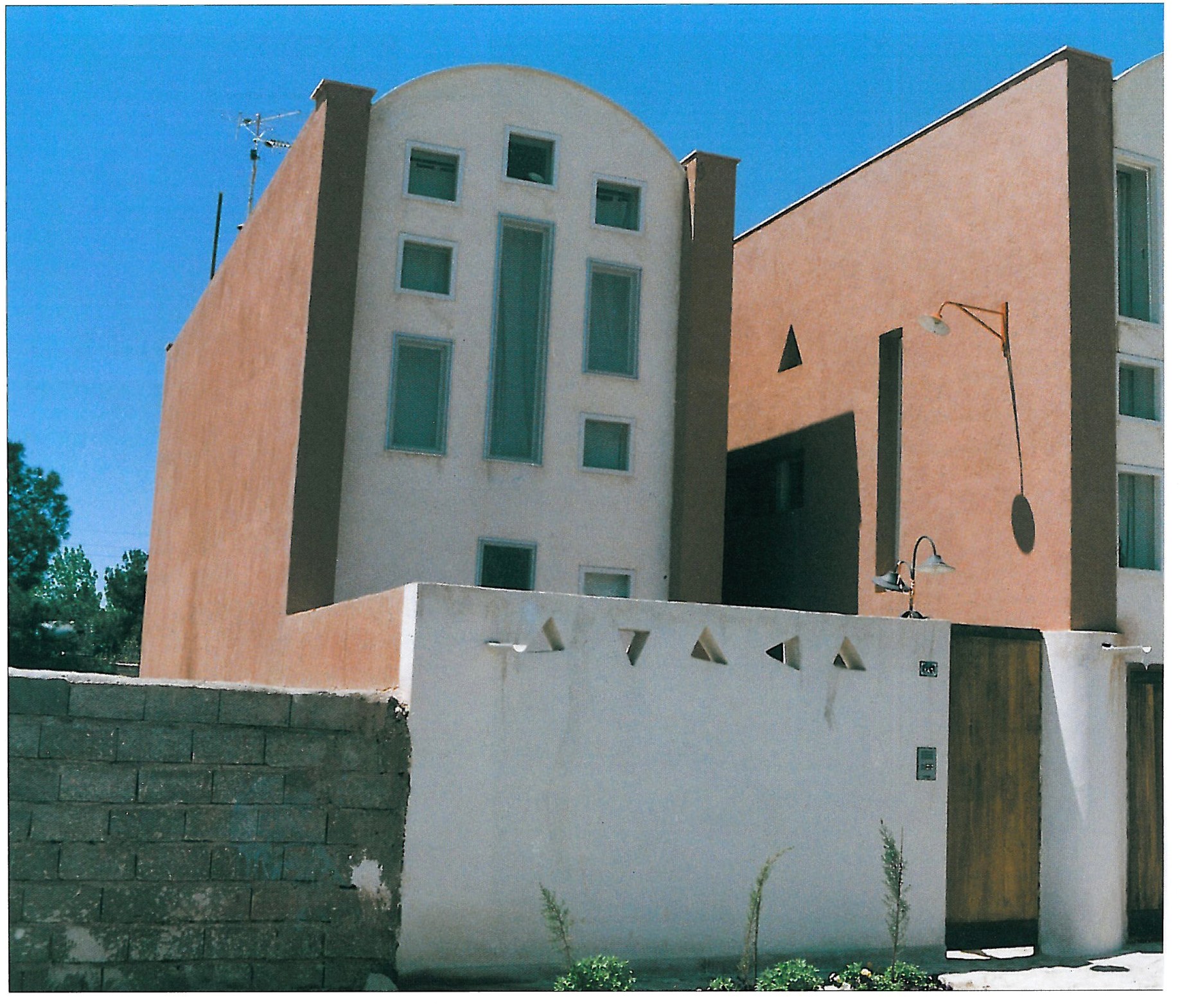 Sadri Residence, Isfahan — Mohammad Reza Ghane'i and Ali Sheykholeslam (1st place) — narrow slot between the two volumes