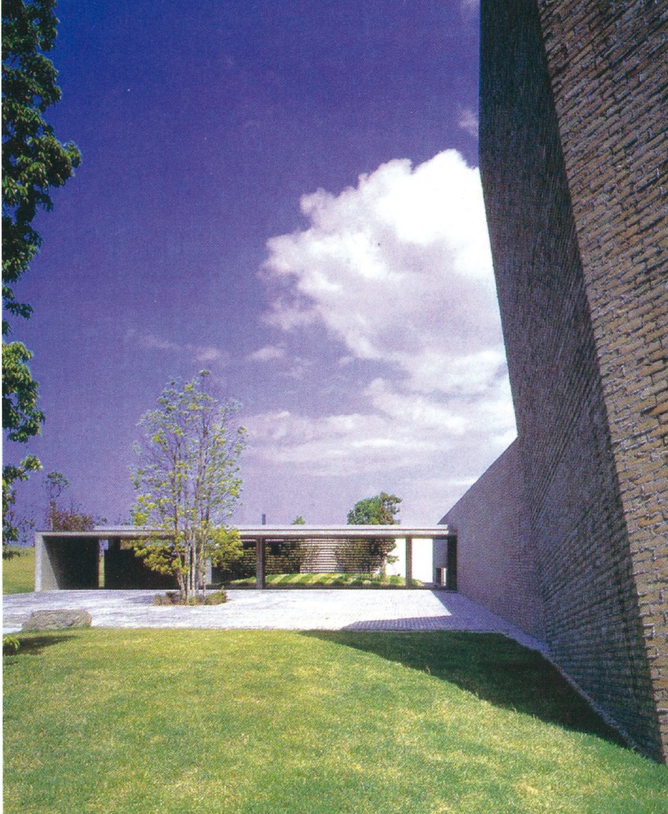 Brick courtyard wall and entrance volume at the Kaze-No-Oka crematorium in Oita, Japan