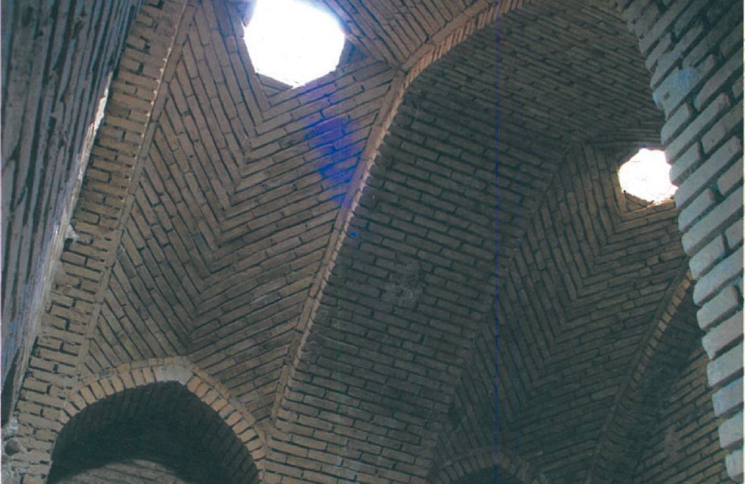 Kajaveh-style brick vault in one of the side rooms (pasto)