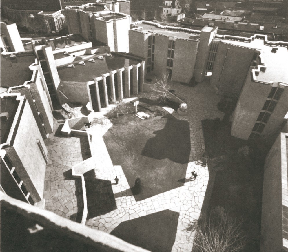 Aerial view of Saarinen's Morse and Stiles colleges at Yale (1962) — irregular cast-in-place concrete masses arranged around tight pedestrian courtyards, designed to harmonise with the neo-gothic context of the surrounding campus.