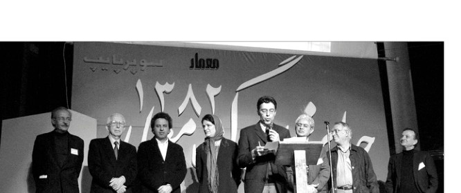 هیئت داوران و برگزارکنندگان بر روی صحنه مراسم سومین جایزه بزرگ معمار