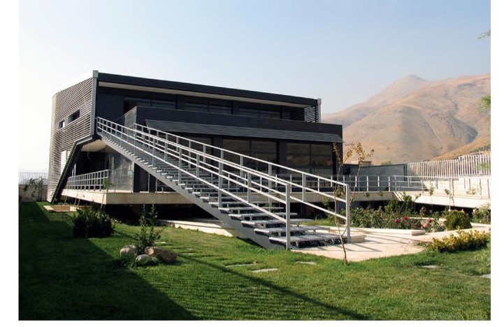 نمای جنوبی با پلکان بیرونی.