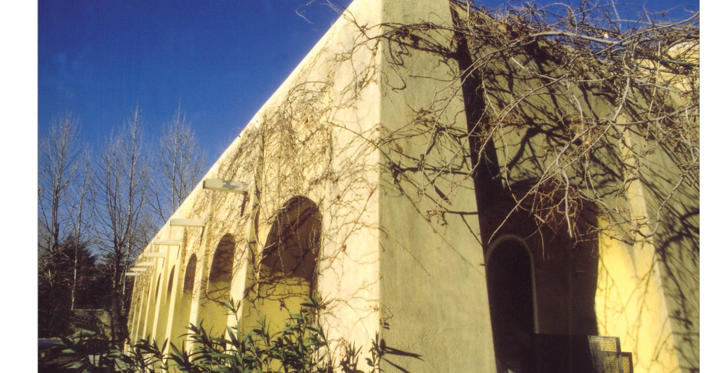 نمای بیرونی خانه خسروانی در جلفای اصفهان، مجله معمار شماره ۲۹