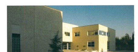 نمای بیرونی هنرستان در روز