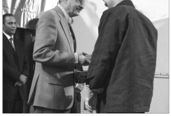 Award handover at the 6th Memar Award ceremony, Memar Magazine Issue 40