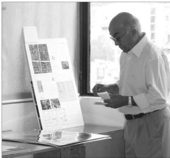 Faramarz Sharifi reviewing submissions at the 6th Memar Award