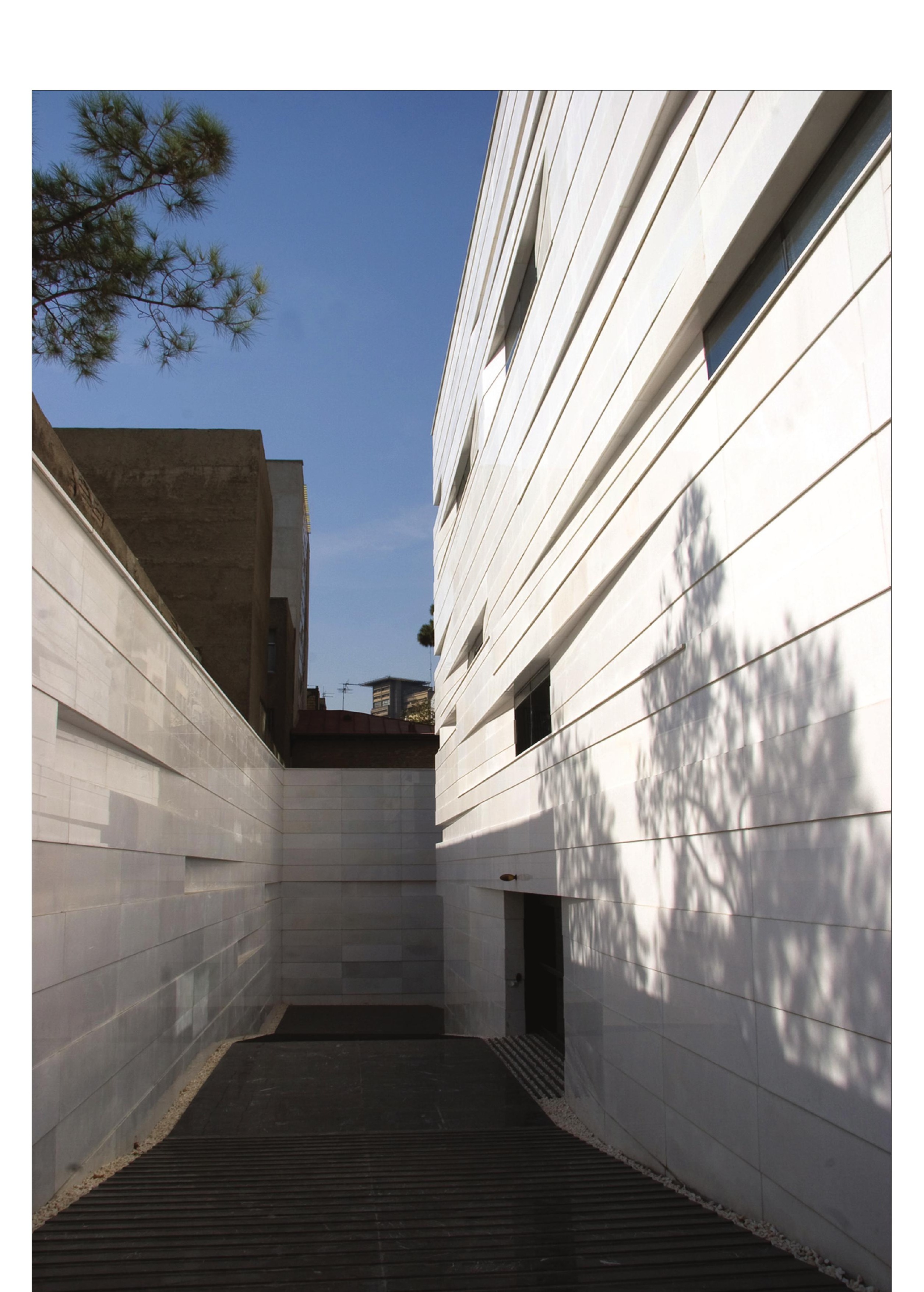 Valiasr Building entrance from alleyway