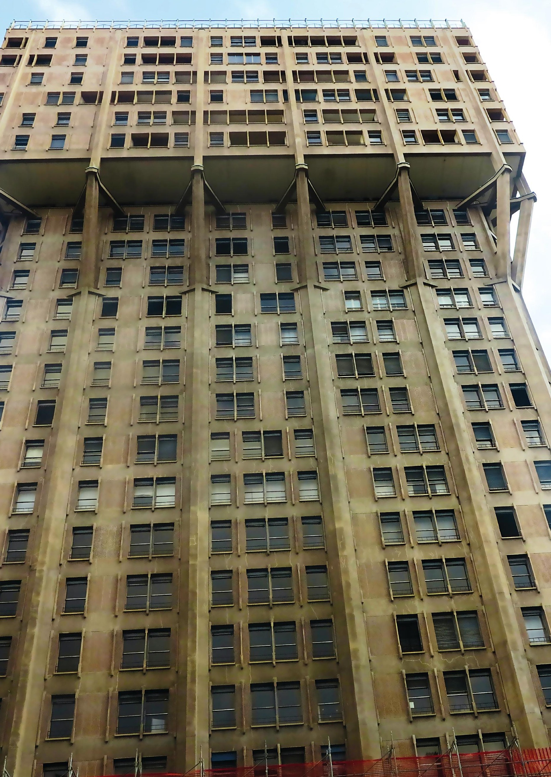 The overhanging crown
