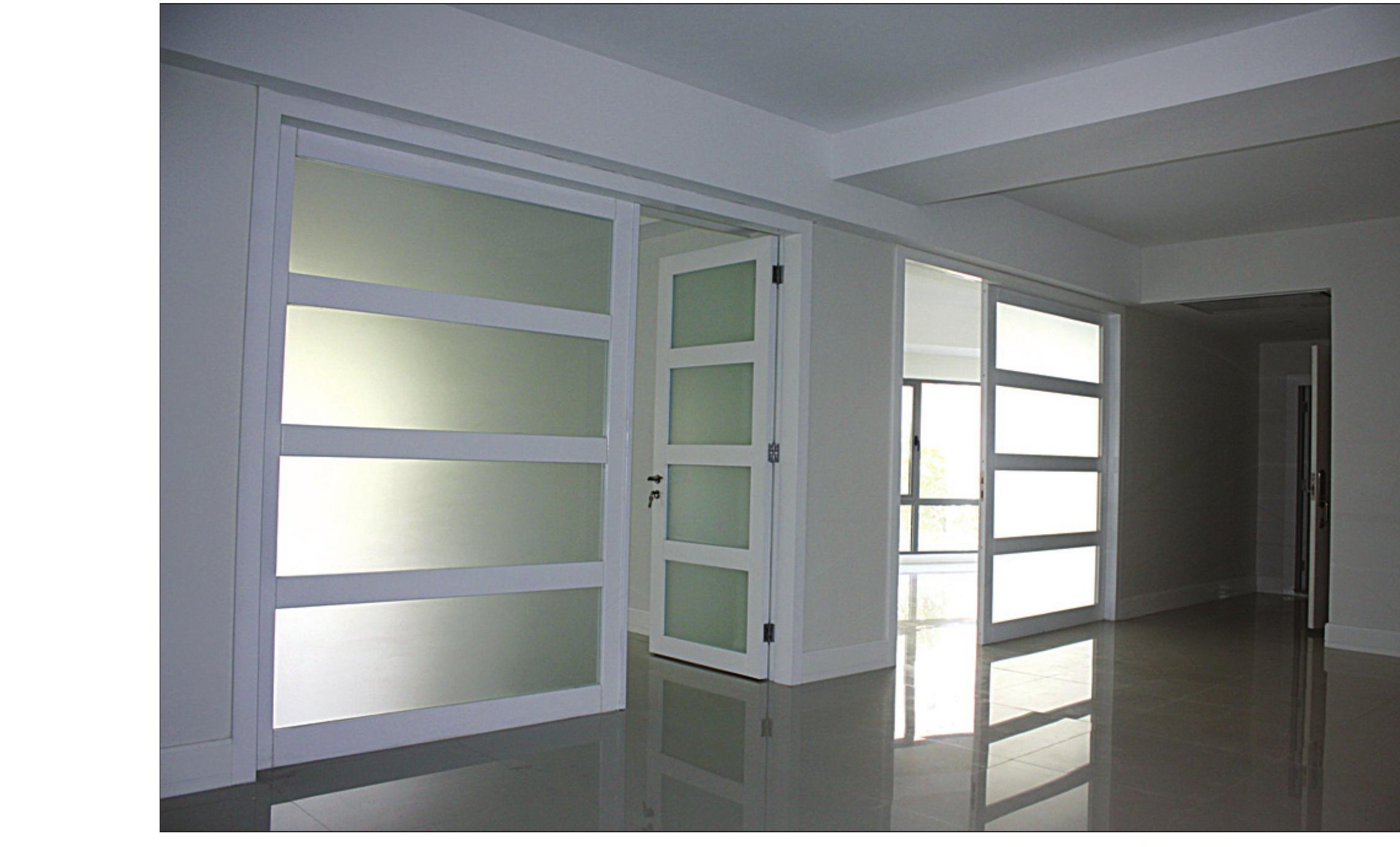 Office unit interior — south frame onto Andarzgou Boulevard with frosted-glass partitions.