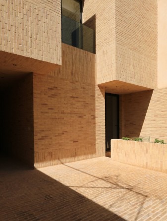 Courtyard with pool and four-hundred-year neighbour