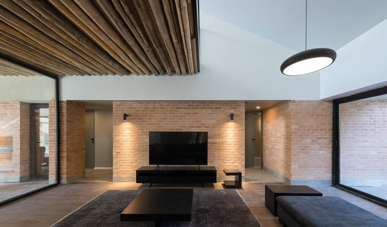 Decisive interior axis with pool and lounge