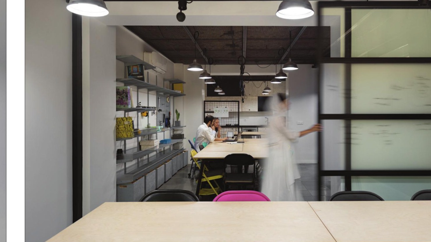 Atelier with translucent partitions