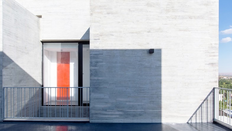 Top-floor terrace with view onto Absard plain