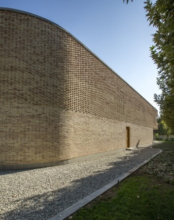 Detail of the brickwork showing three bond patterns used on the villa's facade