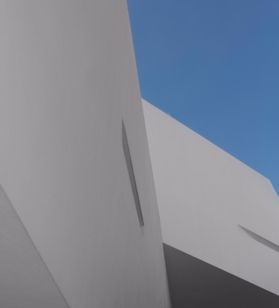 Three-view composition responding to the panorama