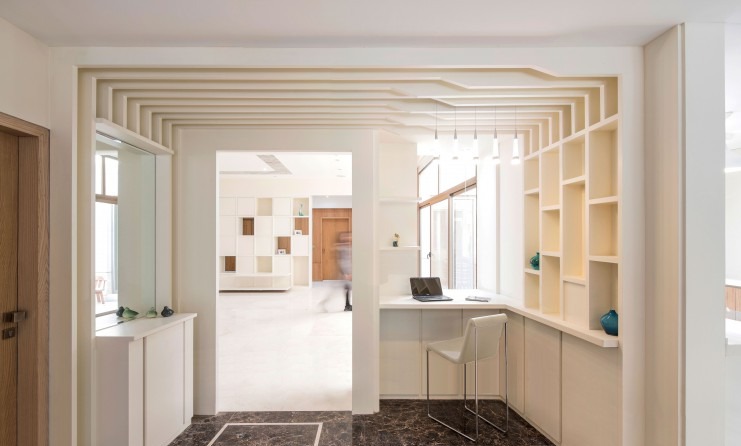 Threshold opening with stepped reveal between unit spaces