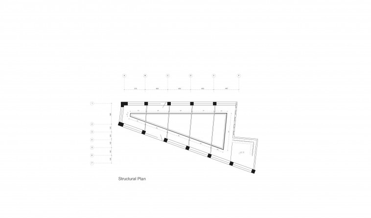 پلانِ سازه‌ایِ مقاوم‌سازی: گوه‌ی توده‌ی درونی در برابرِ شبکه‌ی موجودِ ستون‌های بتنیِ پوسته‌ی بانک.