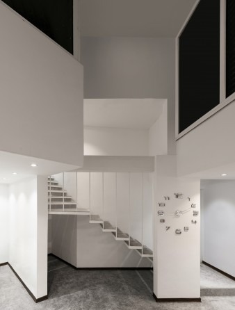 Detail of the villa showing the L-shaped upper volume rotated above the lower floor