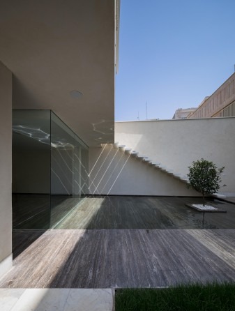 Eastern alley with the suspended stair