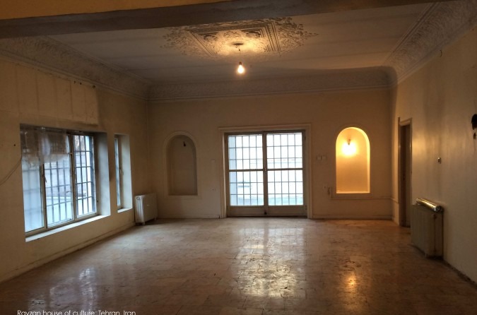 A room of the original 80-year-old house with stucco ceiling and arched window niches, before renovation