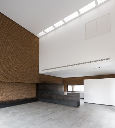 Safadasht Dual interior brickwork showing the seam of the suspended brick wall against the polished concrete floor