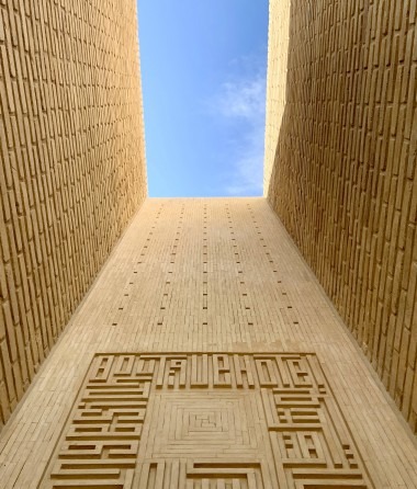 Alley facade reading the proportions of the registered neighbours